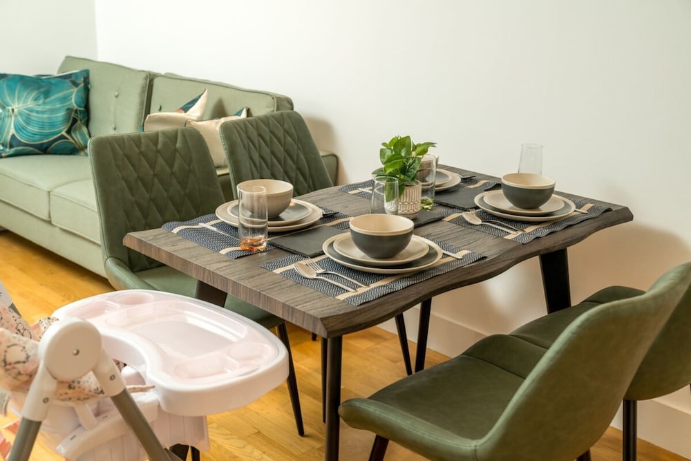Stunning 3BD Flat, Parking, Sleeps Six, Near Park