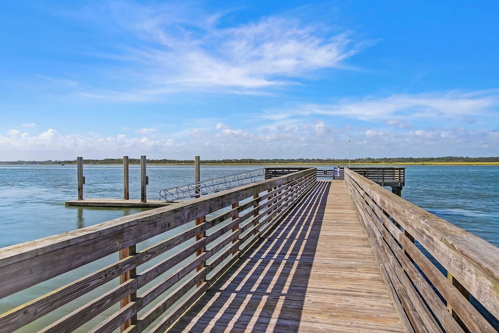 Serenity at Surfside by Avantstay Pool, Porches, Fire Pit & Arcade Near Vilano Beach