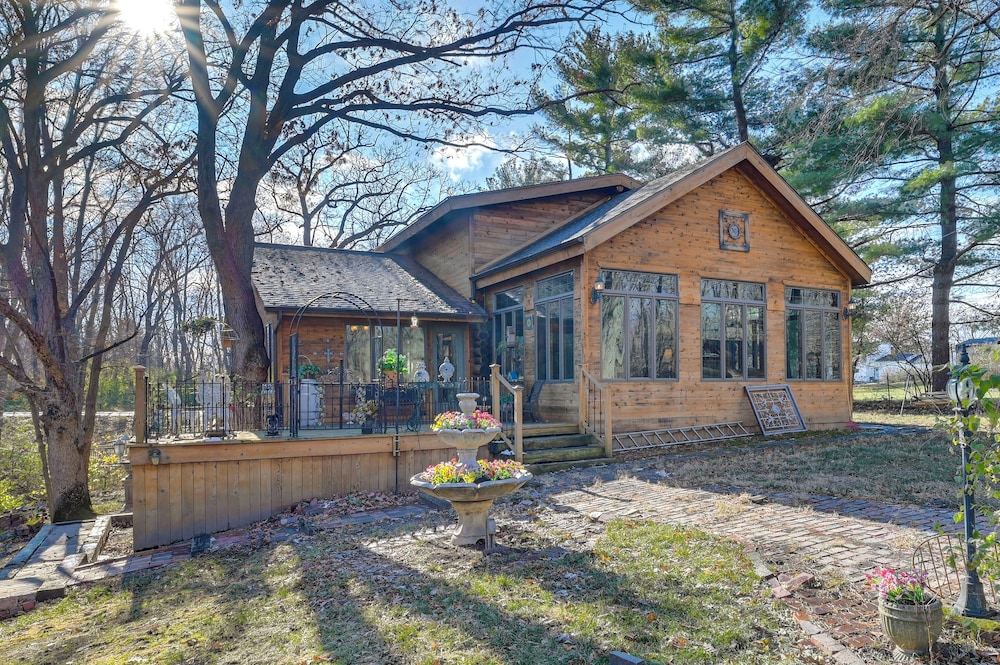 Walk to Saylorville Lake: Spacious Home w/ Deck!