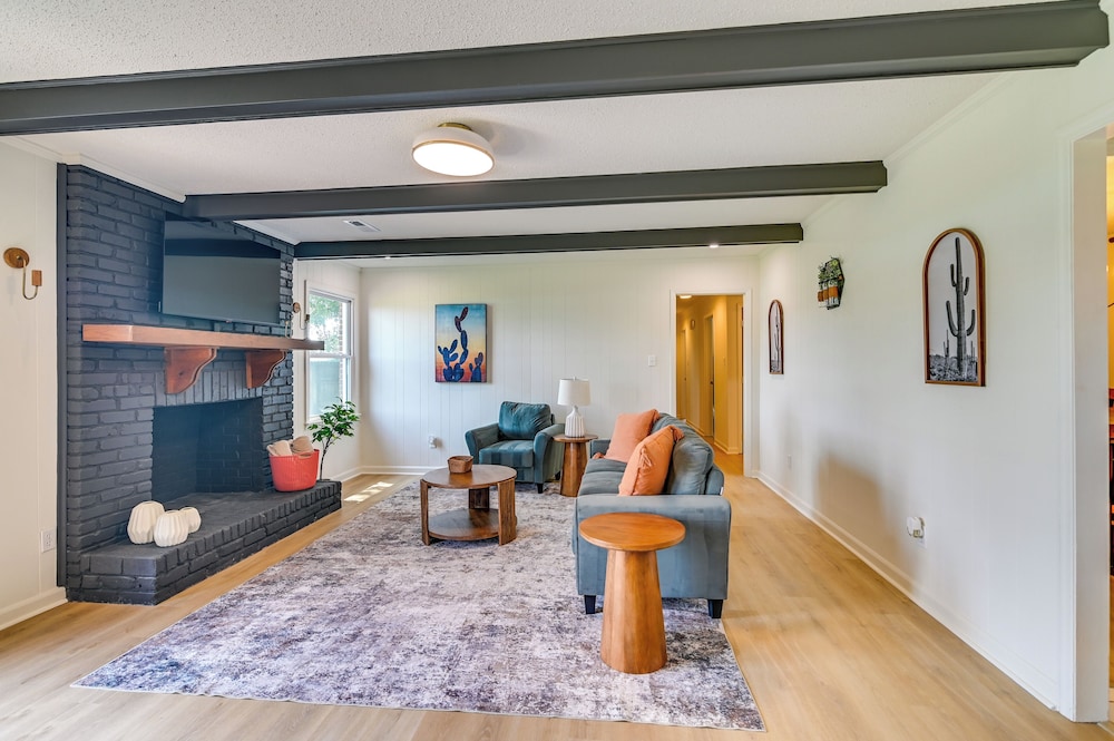 Pet-friendly Home w/ Yard, 1 Mi to Decatur Mall