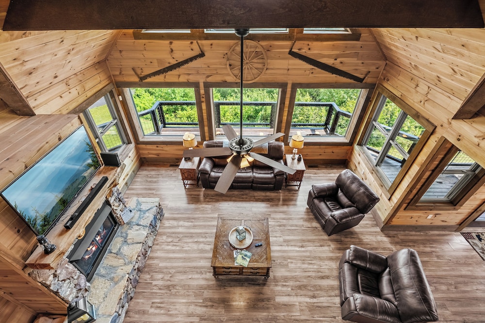 Amazing View Cabin w Gameroom Hot Tub Fire Pit