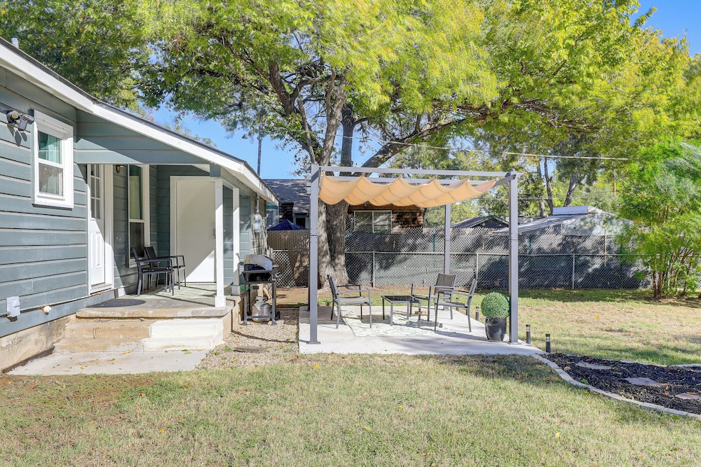 Walk to Cowboys Stadium! Arlington Home w/ Yard