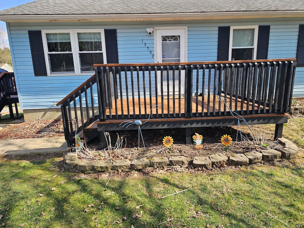 Blue Cottage With Game Room Deck & Hot Tub