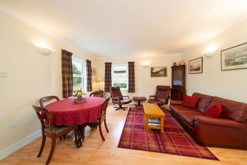 Earnside Cottage - Charming River Views view 4
