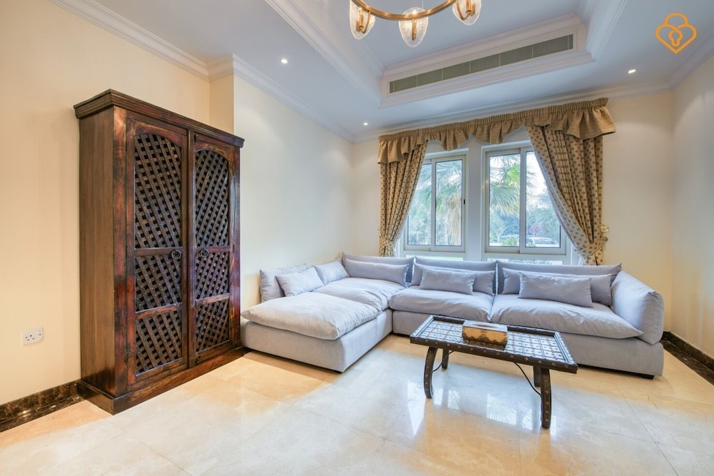 Beautiful Large 4 B/R Villa W/ Pool Jumeirah Island