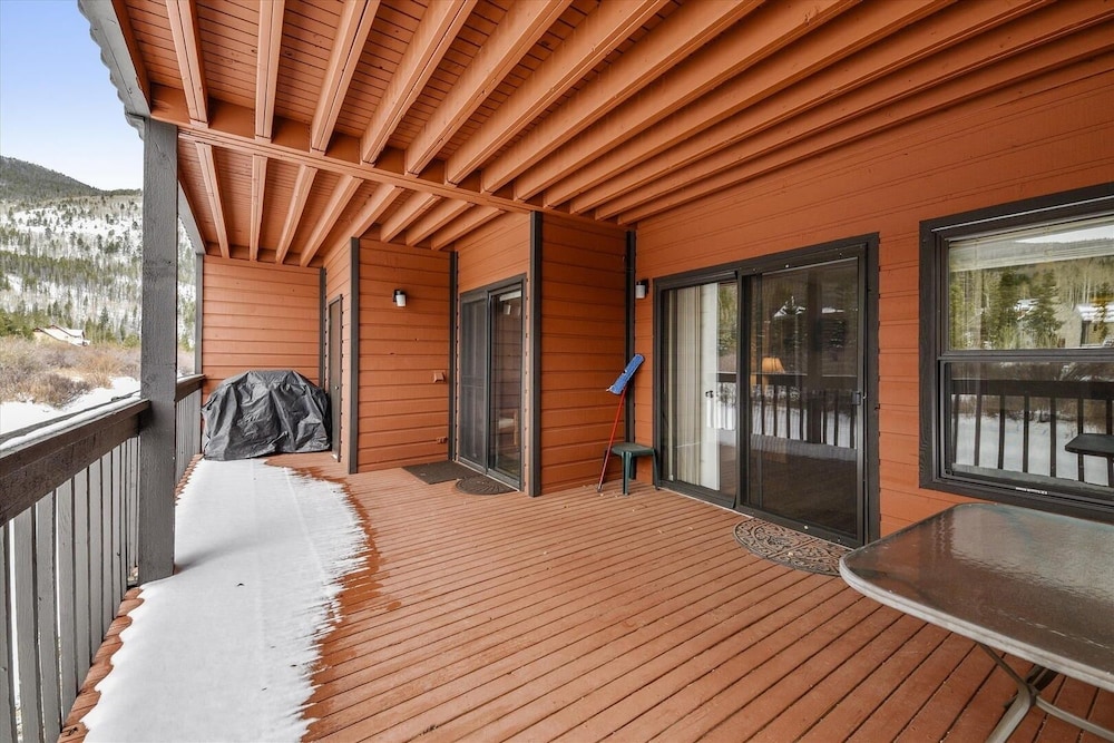 Mountainside 145a 2 Bedroom Condo by RedAwning