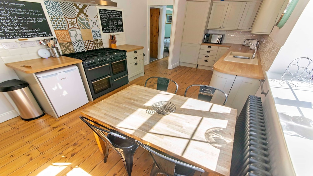 Streamways Nr Croyde 6 Bedroom, Sleeps 12-16, Hot Tub view 2