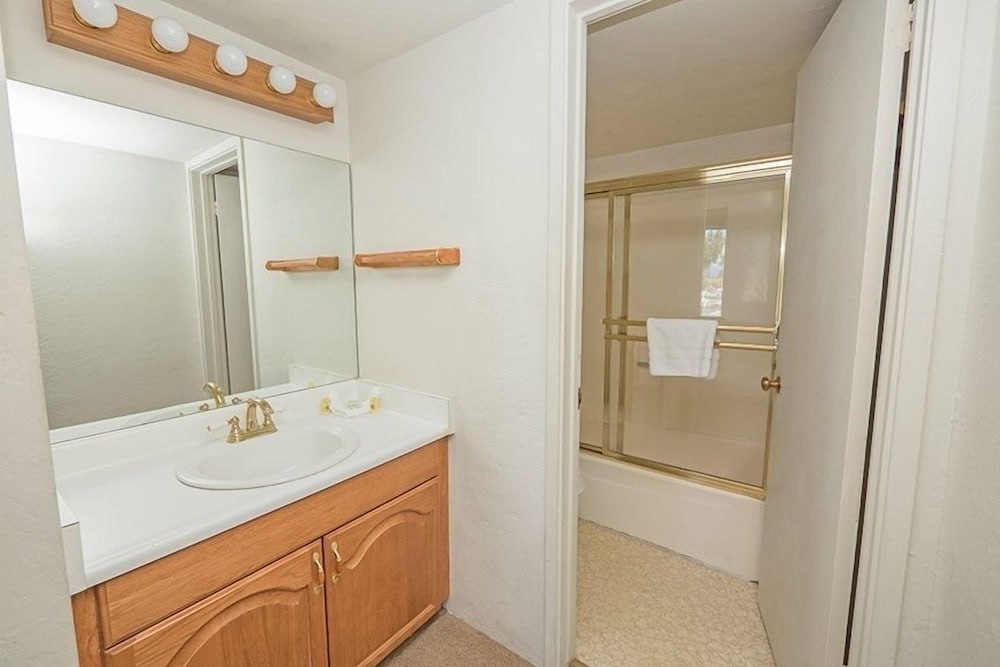 477 Ala Wai, 86 2 Bedroom Condo by RedAwning