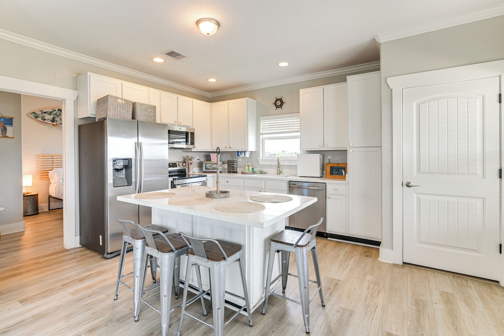 Walk to Crystal Beach: Coastal Getaway w/ Deck
