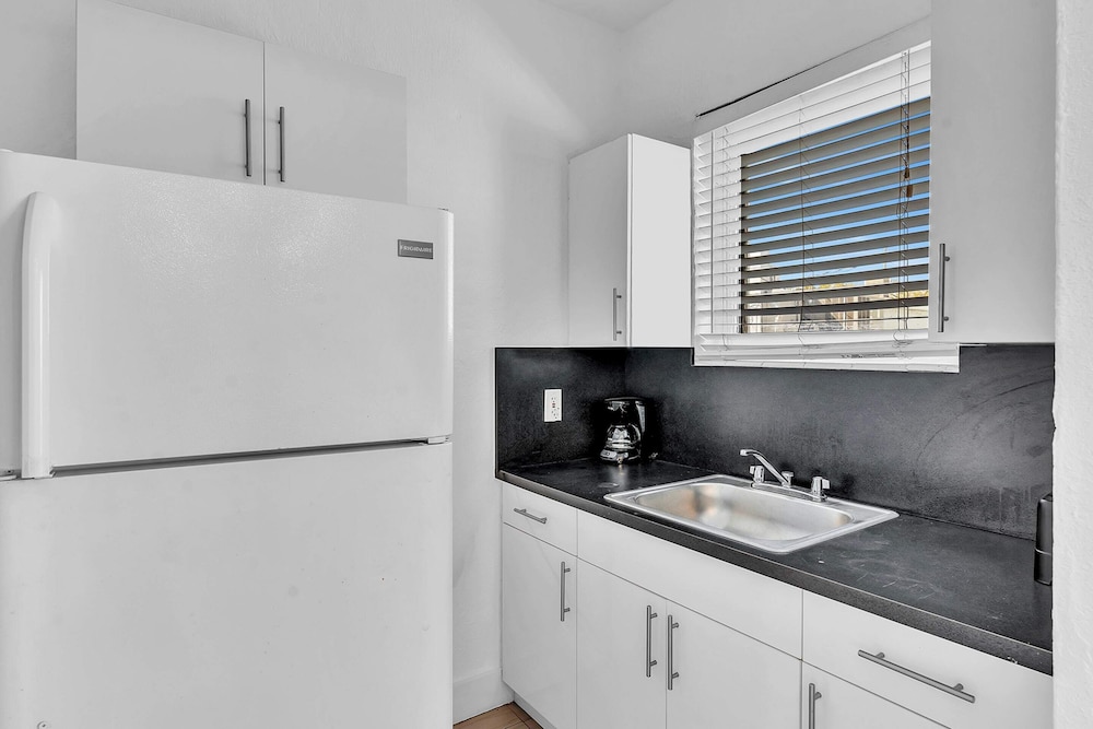 Garden Suite 8-hosted by Sweetstay view 5