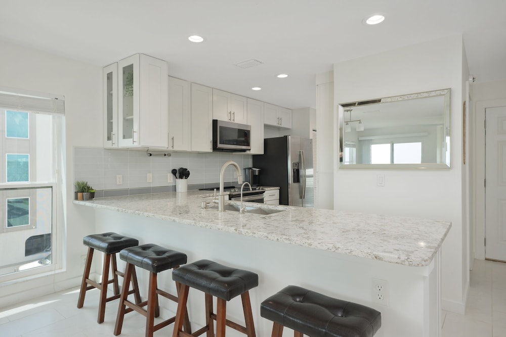 Surfside Six F, photo 21