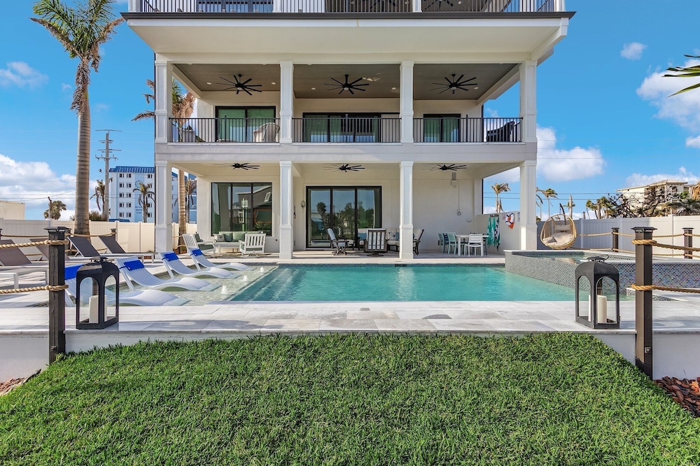 749 Paradise Pointe New Luxury Build 7 Bedroom Home