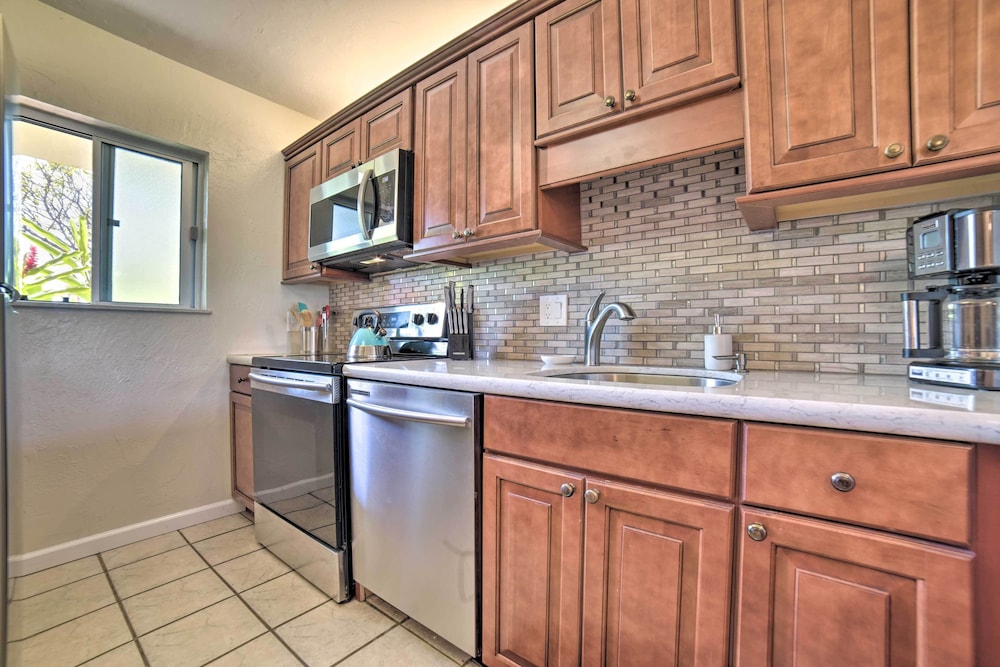 Ocean-view Kihei Condo w/ Lanai: Steps to Beach!