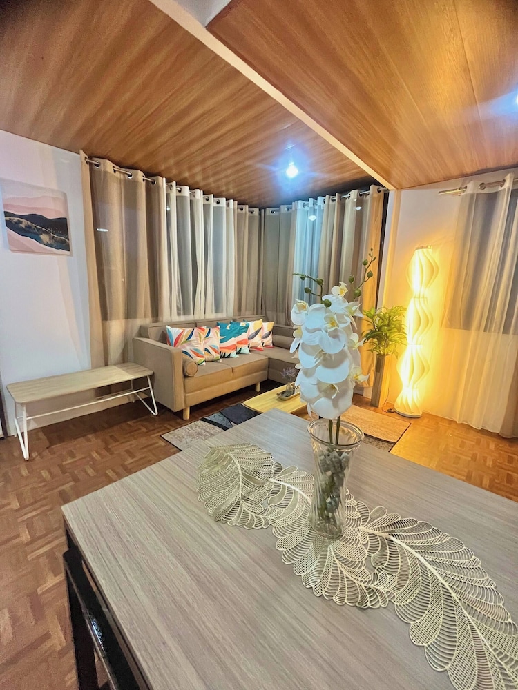 Bloomstone Urban Chill Cabin