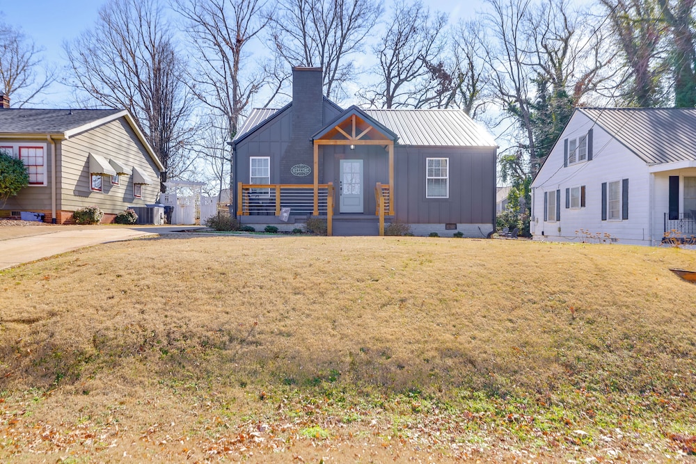4 Mi to Liberty Bridge: Greenville Getaway w/ Deck