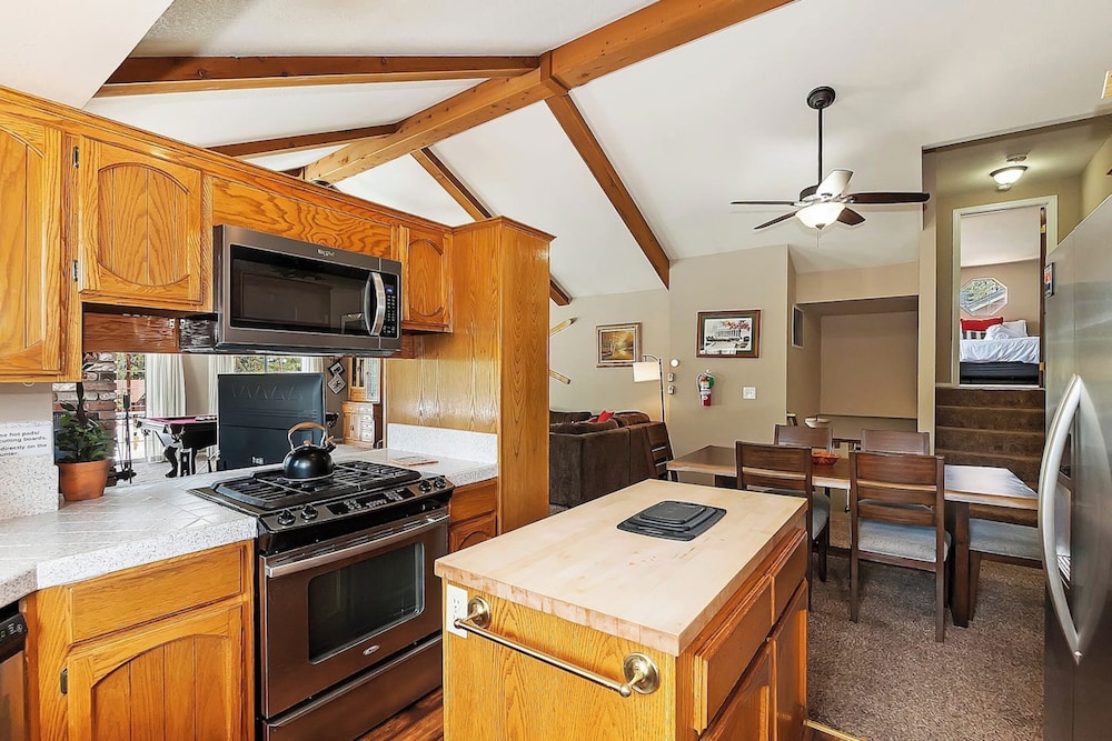 Eagle's Nest Cabin Pool Table Near Lake