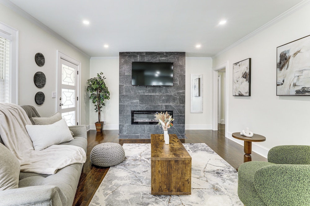 4 Mi to Aquarium & Arenas: Modern Atlanta Home