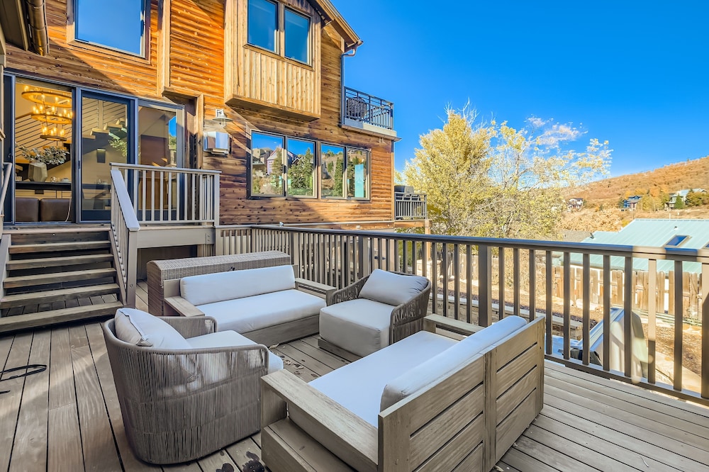 King Road Luxury Lodge, Private Hottub, Game Room, Media Room 45 4 Bedroom Home