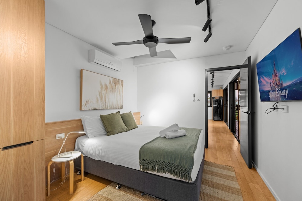 New Farm Apartment With Balcony & City Views