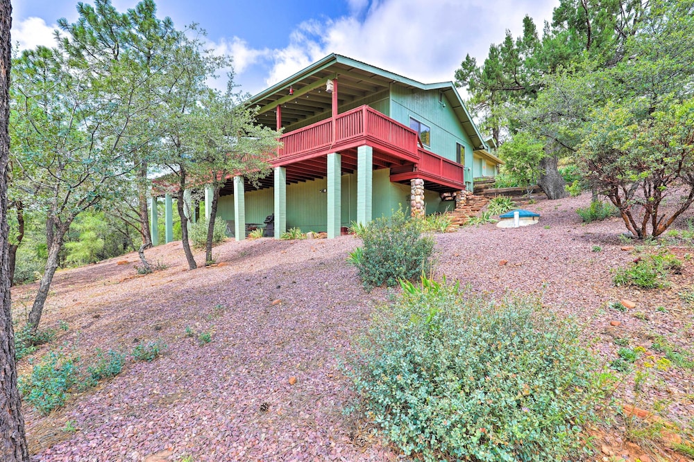 Strawberry Hideaway in the Pines w/ Hot Tub!