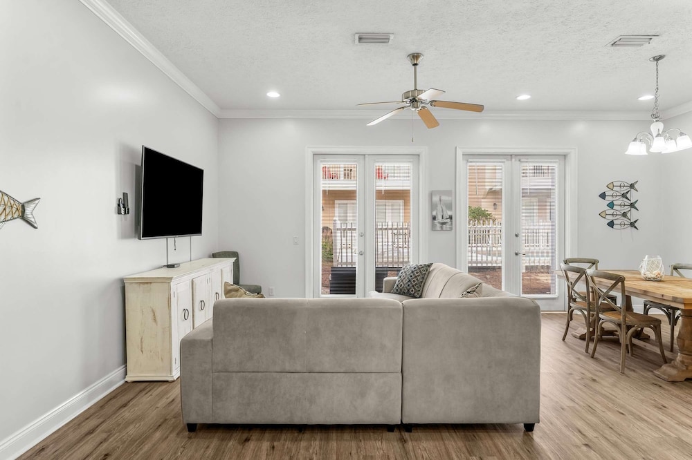 Palm Breeze Retreat Sleeps 10!