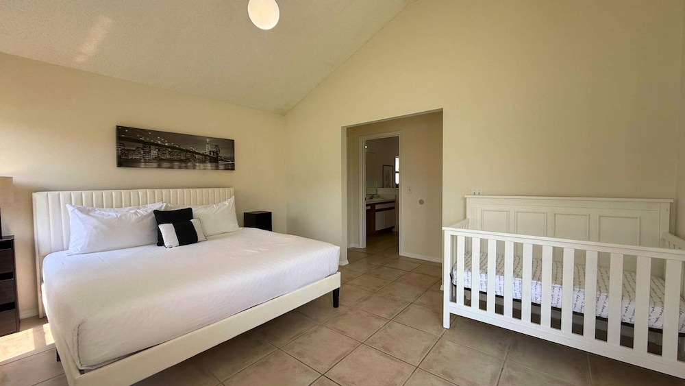 Upstay Stylish 3BR Family-friendly Retreat w Patio