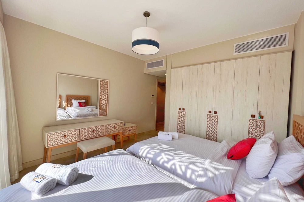 Xuru Stays I Homestyle 3BR Penthouse Pool & Beach View