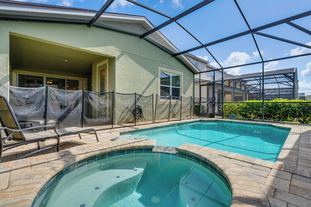 Home Near Theme Parks in Kissimmee: Family Perks!