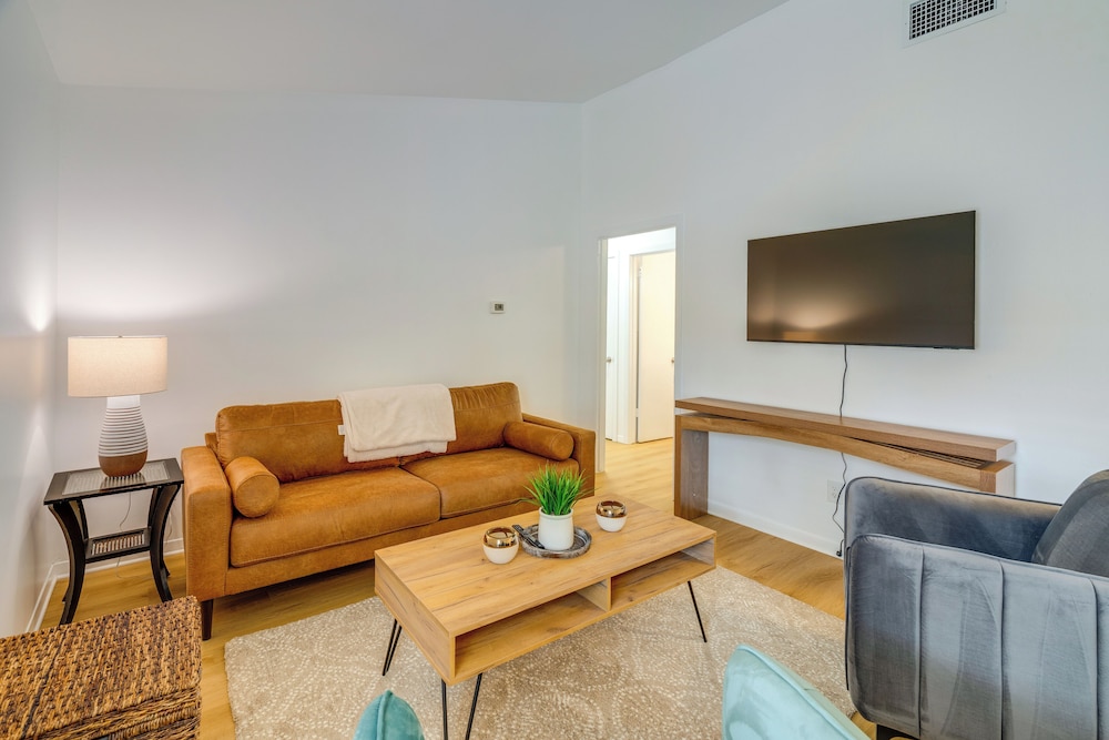 1/2 Mi to UT Austin Campus: Well-equipped Duplex!