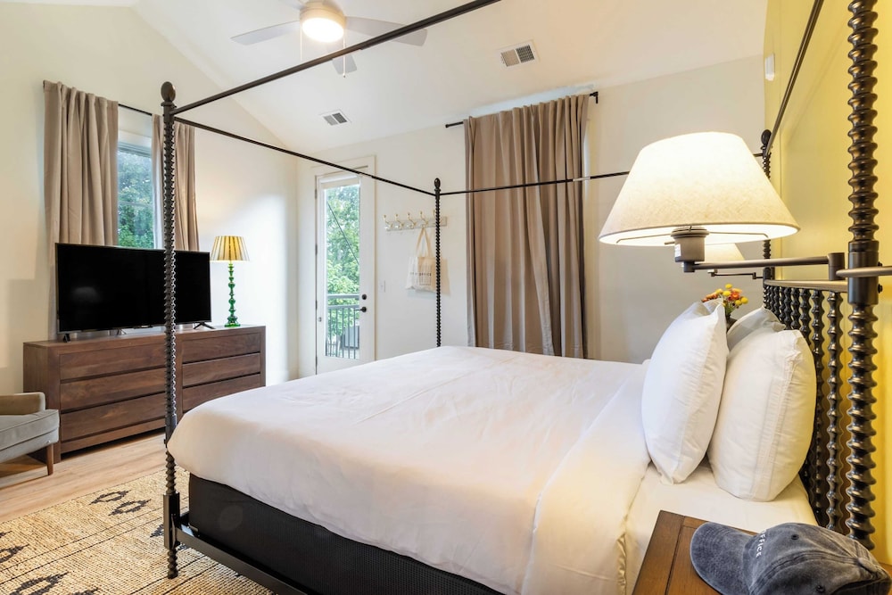 The Magnolia 2 by Avantstay Germantown Balcony