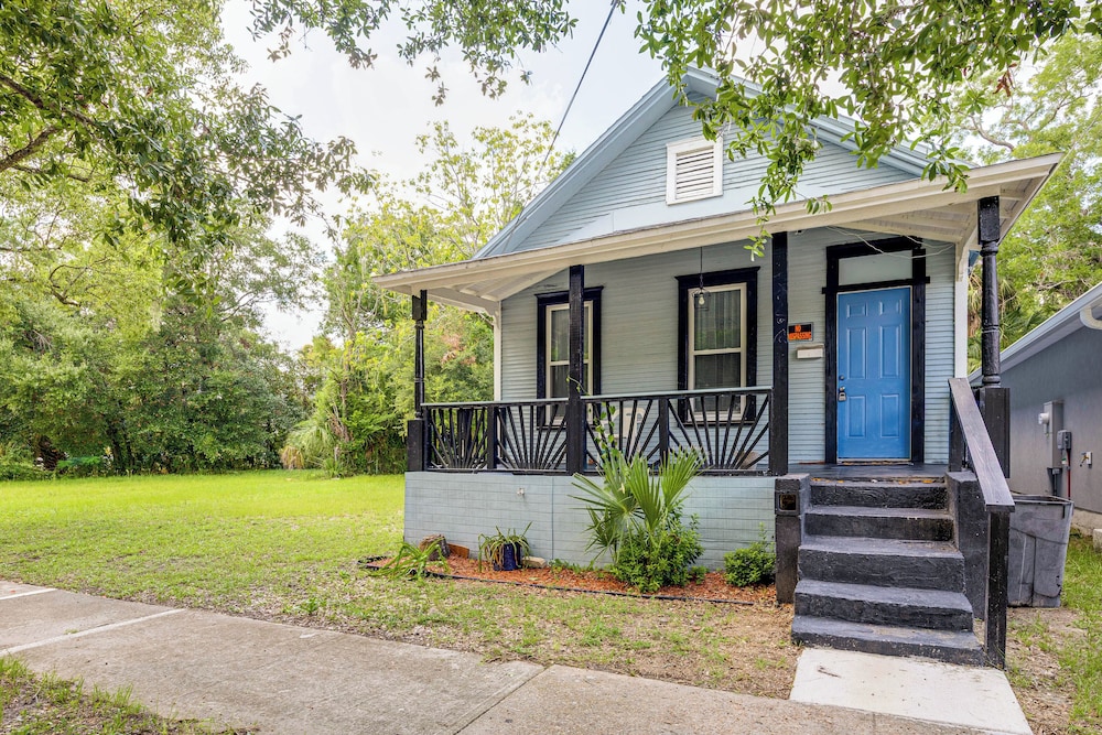 < 1 Mi to Everbank Stadium: Retreat w/ Yard!
