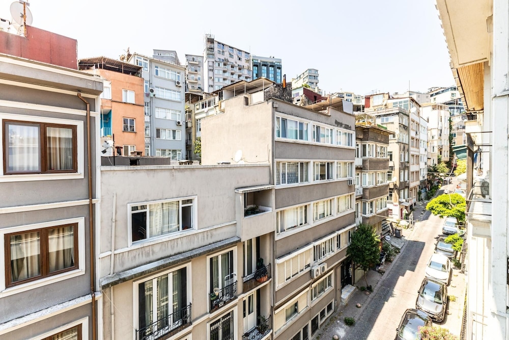 Chic Flat w French Balcony 10 min to Galata Tower