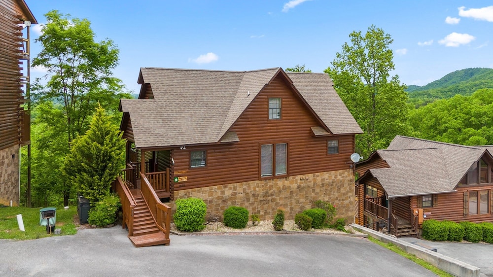 Panoramic View 6 Bedroom Cabin by RedAwning view 5