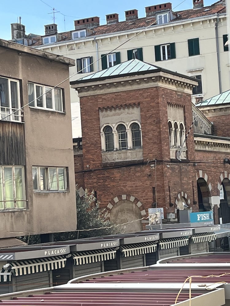 Tony's Apartments
