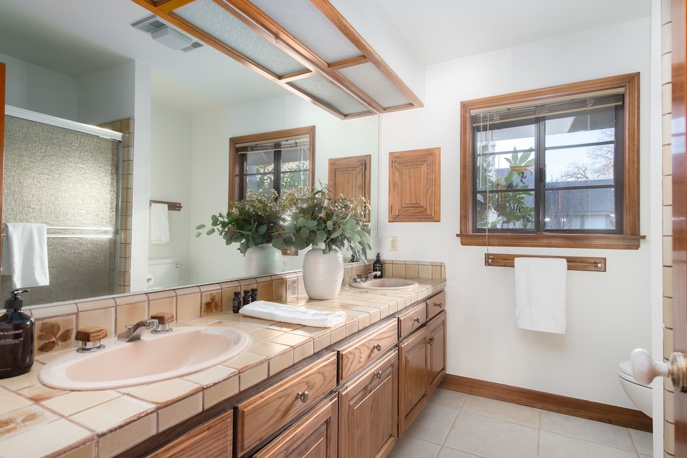 Cathedral by Avantstay Charming Secluded Estate w Sauna Pool Table Views of the Rolling Hills