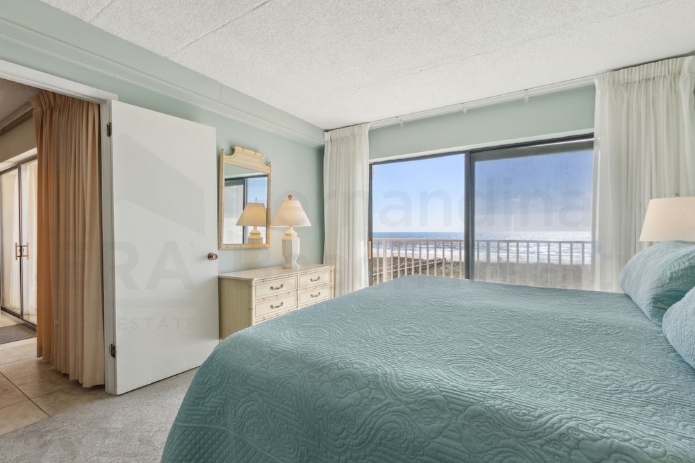 Ocean View Condo, Easy Acces to the Pool and Private Walkway to the Beach by RedAwning