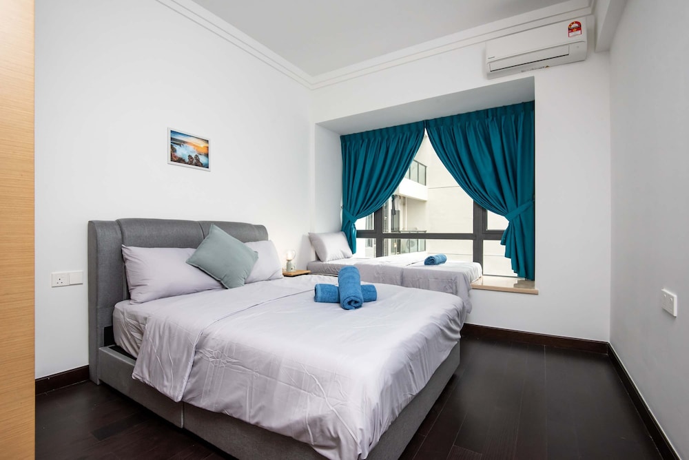2BR R&F Phase2, CIQ R&F Mall, Free Parking