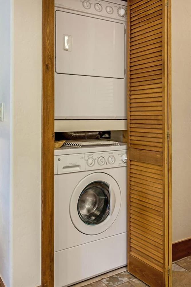 Convenient 2BR Condo in Lionshead Village w/ Pool, hot tub & More!
