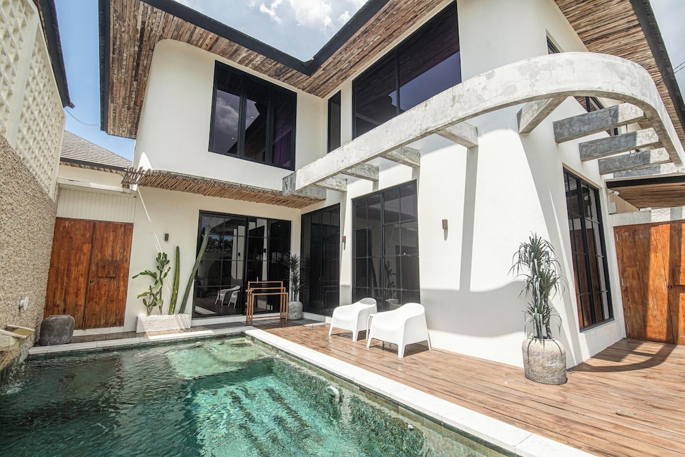 Chic 4-br Villa in Central Seminyak, Beach 5 Mins