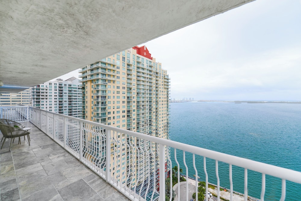 Sky High 31st Floor Condo W Parking