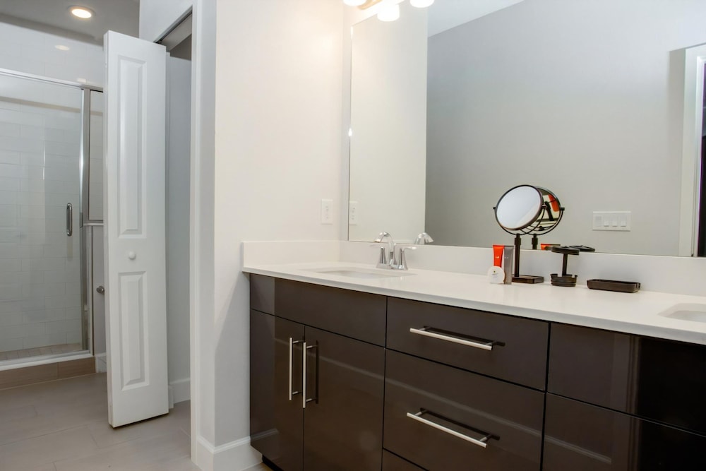 Townhome- 4Bd - Close To Parks Shops
