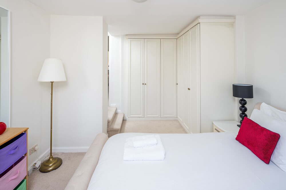 JOIVY Social Distancing for 4 in Earl's Court