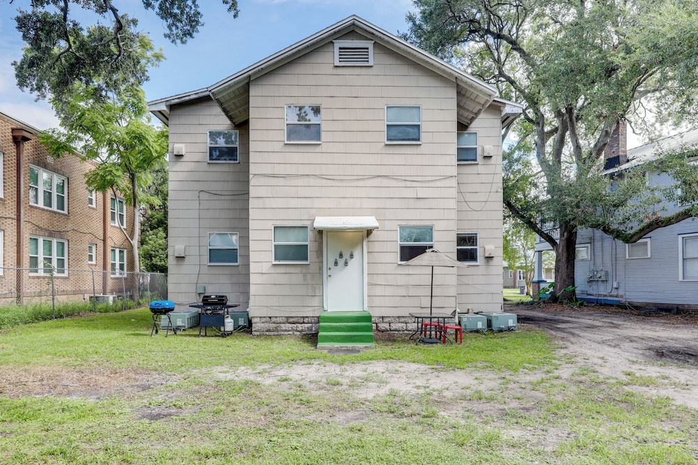 Steps to Food & Shops: Cozy Condo in Jacksonville!