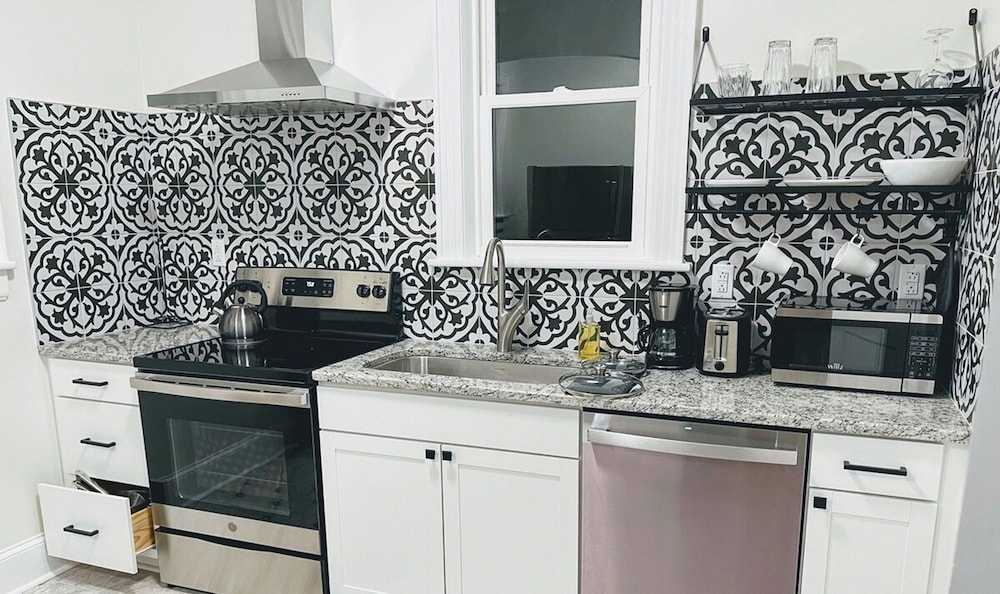 Renovated 1 Bedroom in Forest Hills - B