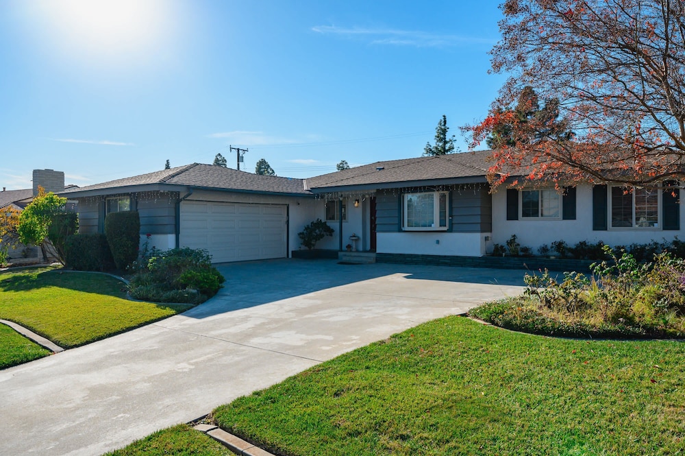 Luxury Estate With Sparkling Pool Elegant Amenities