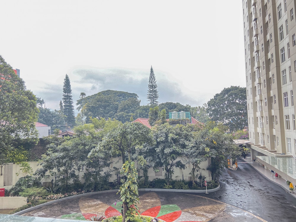 Spacious 2Br At Apartment Parahyangan Residence
