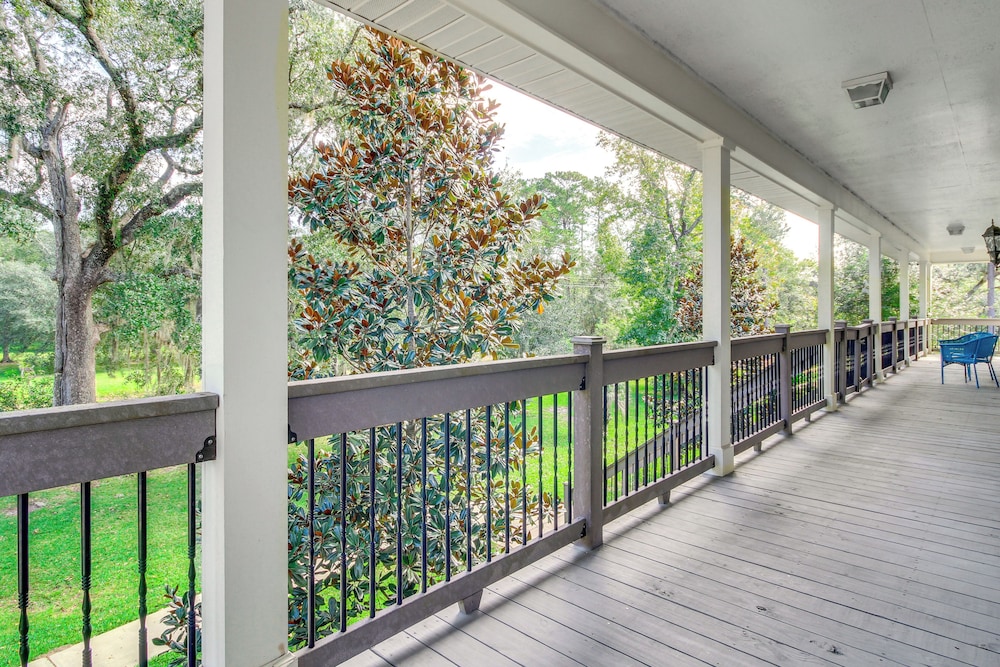 Pool, Fire Pit & Tennis Court: Gem in Bay St Louis