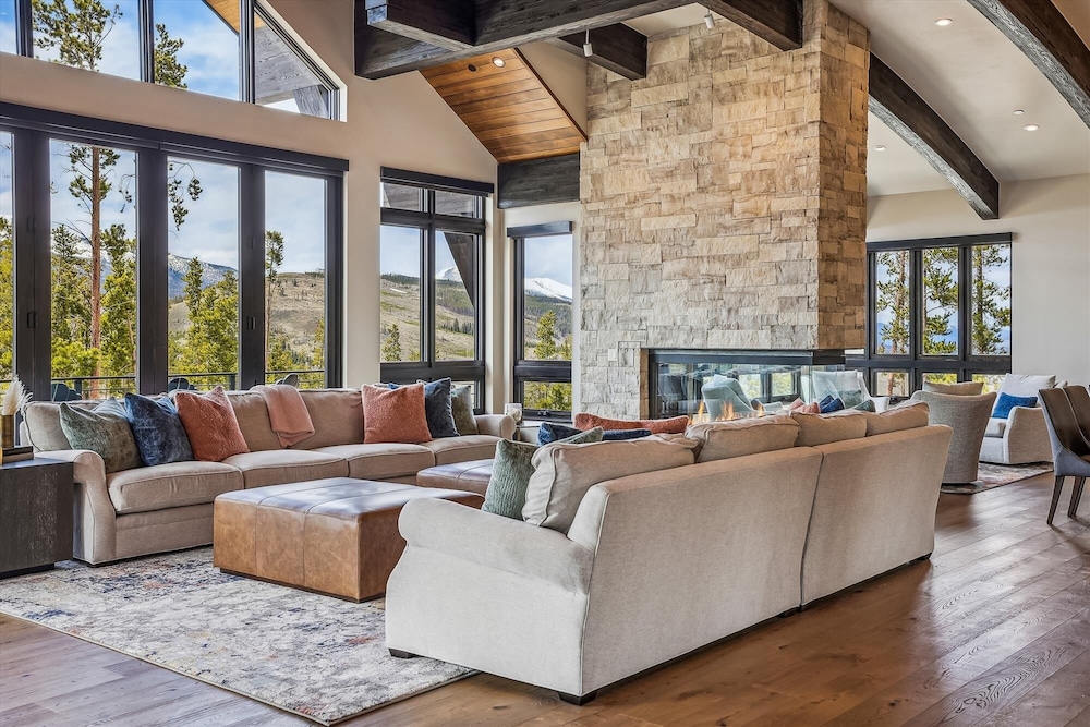 The Crowne Summit 6 Bedroom Home