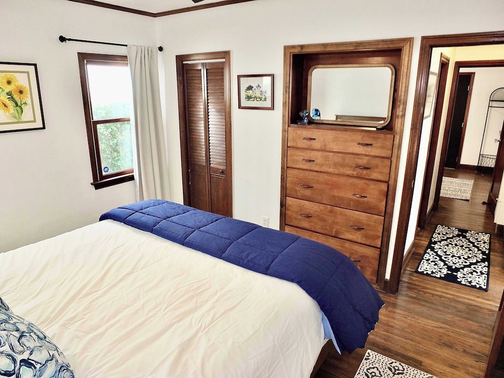 Belmont Shore Coastal Cottage - Cozy Home for 6 - 2 Blocks to Beach