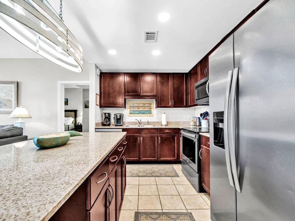 Laketown Wharf 906
